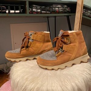 Sorel kinetic tan boots with sneaker like soles